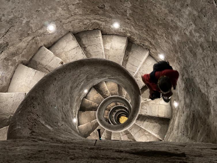 Renesansowa, spiralna klatka schodowa wiodąca do działających do dzisiaj antycznych tuneli akweduktów zasilających fontanny w centrum Rzymu
