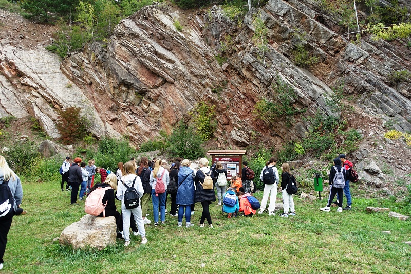 Drugi przystanek ścieżki w kamieniołomie środkowodewońskich dolomitów formacji wojciechowickiej Doły Opacie