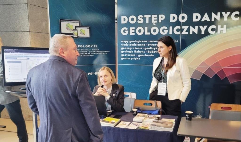 Geolodzy z PIG-PIB - Edyta Majer, Izabela Samel i Krzysztof Majer - zaprezentowali zasoby geologicznych baz danych