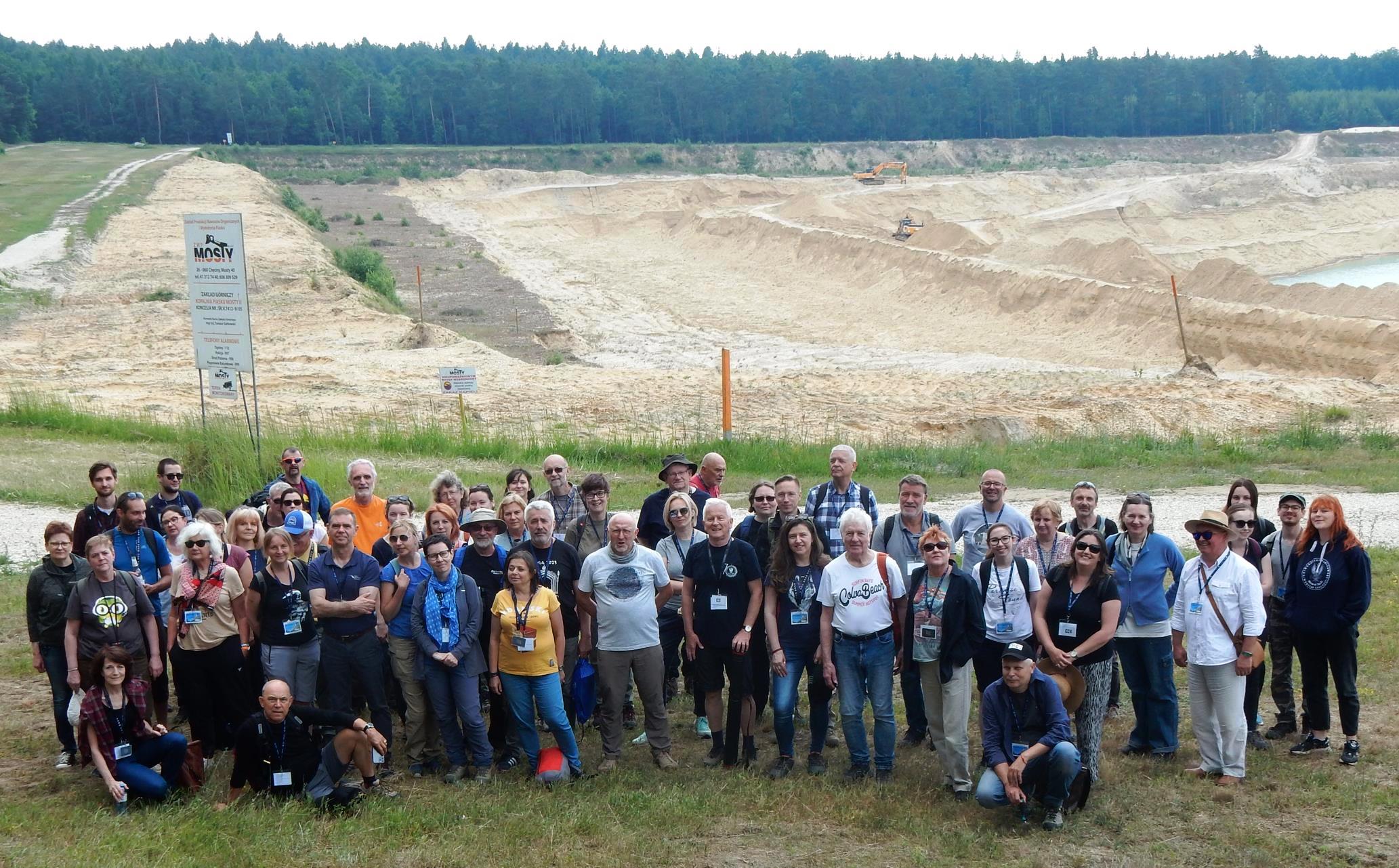 Uczestnicy konferencji na tle kopalni piasku Mosty (fot. W. Morawski)