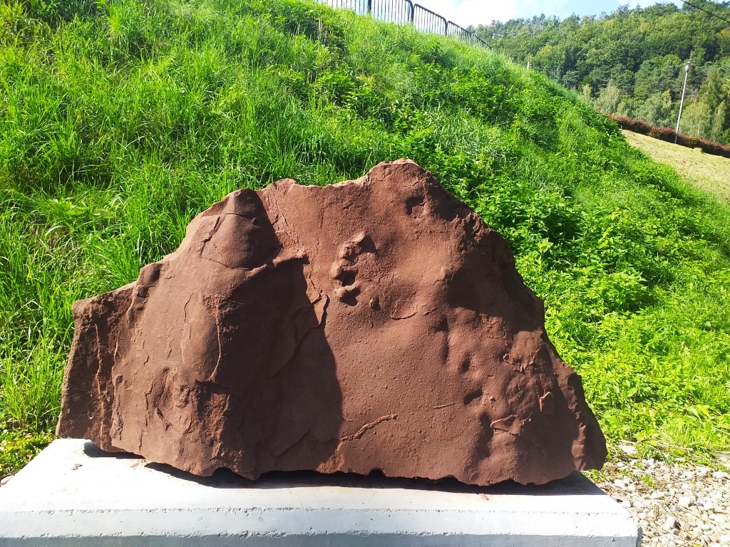 Fragment piaskowca z odlewem tropu Ichonitherium wyeksponowany w „mini geoparku” nad zalewem radkowskim