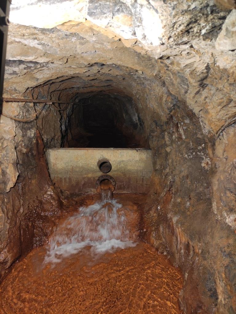 wnętrze starej kopalni, z wysiękami wody