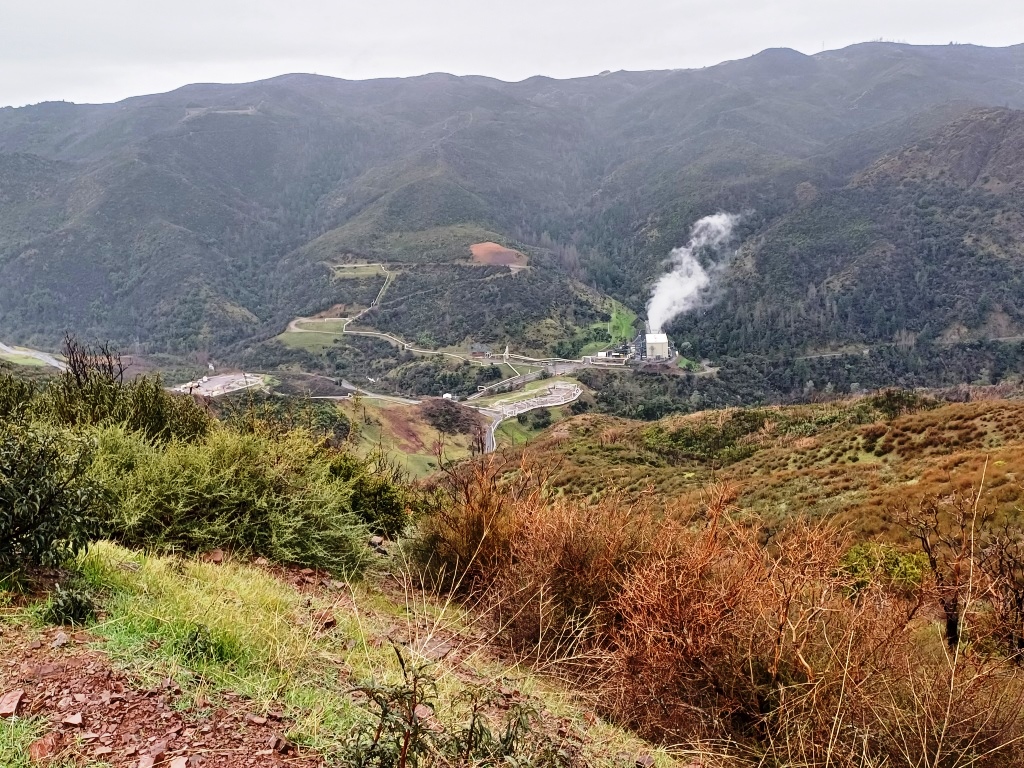 widok na elektrownie geotermalną położoną w górach