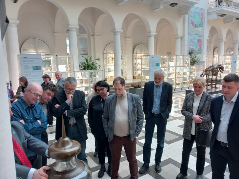 grupa osób zwiedzających muzeum geologiczne