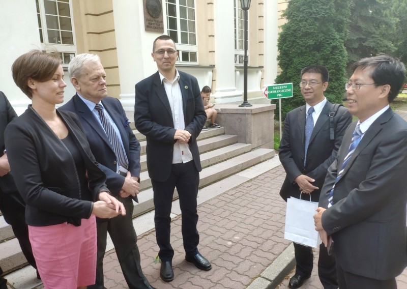 Pożegnanie delegacji władz prowincji Hunan na schodach gmachu Muzeum Geologicznego PIG-PIB. Od lewej: Beata Wołczuk, Wojciech Brochwicz-Lewiński i Piotr Kowalik z zespołu ds. współpracy międzynarodowej PIG-PIB, dyrektor biura surowców naturalnych i planowania Urzędu Miasta Changsha Feng Yigang i przewodniczący delegacji dyrektor departamentu surowców naturalnych prowincji Hunan Wang Yiou