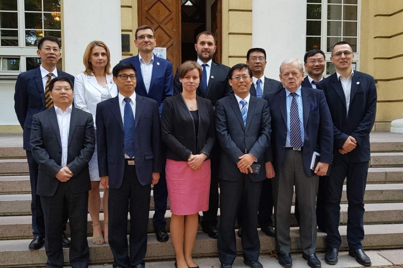 Zdjęcie „rodzinne” na zakończenie spotkania. Od lewej w pierwszym rzędzie: dyrektor biura surowców naturalnych miasta i planowania miasta Changde Chen Aixi, szef działu biura kontroli departamentu zasobów naturalnych Hunan Xie Guanghui, Beata Wołczuk (PIG-PIB), dyrektor Wang Yiou, oraz Wojciech Brochwicz-Lewiński i Piotr Kowalik (PIG-PIB). W drugim rzędzie: dyrektor biura surowców naturalnych i planowania Miasta Hengyang Liao Yizhi, Małgorzata Woźnicka, Wojciech Wołkowicz i Michał Wyszomierski (PIG-PIB), dyrektor biura surowców naturalnych i planowania Urzędu Miasta Changsha Feng Yigang oraz szef działu generalnego biura Wuyi Liu.