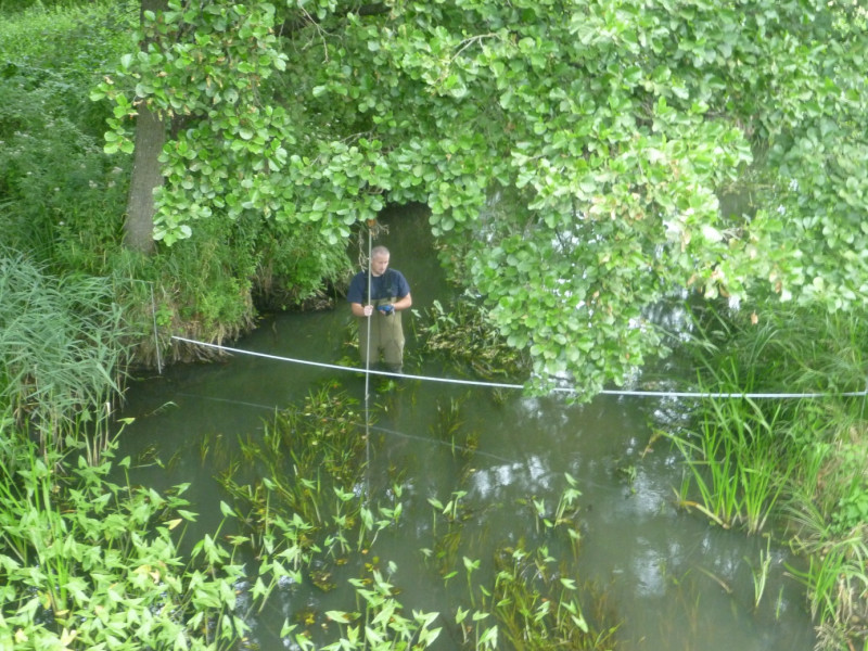 Pomiar prędkości przepływu wody w rzece Marycha (lit. Seina) przy moście w miejscowości Babańce, województwo podlaskie