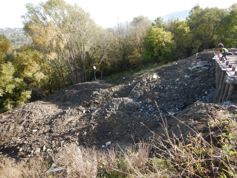 Górna część osuwiska i zniszczony parking Bielsko Biała październik 2020