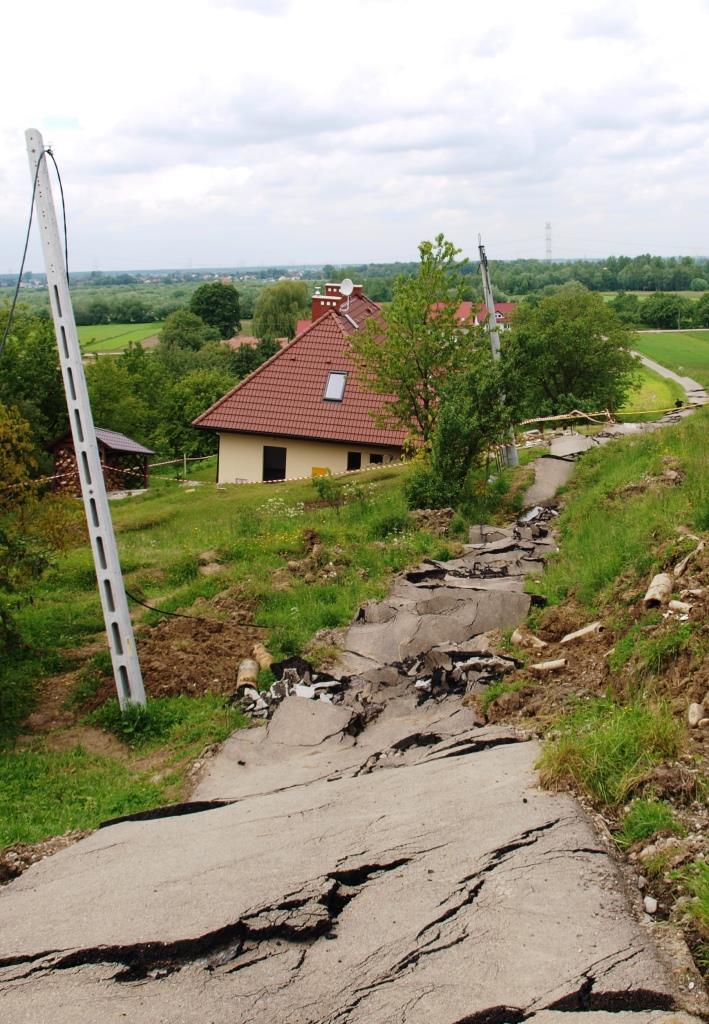 Zniszczona droga oraz uszkodzone budynki mieszkalne na osuwisku w Szczepanowicach (gmina Pleśna, powiat tarnowski) (fot. Piotr Nescieruk)