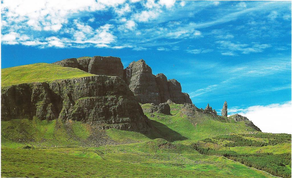 Skały górujące nad profilem Flodigarry na wyspie Skye w Szkocji (w tym ostra skałka - tzw. „starzec ze Storr”). (autor: A. Wierzbowski)