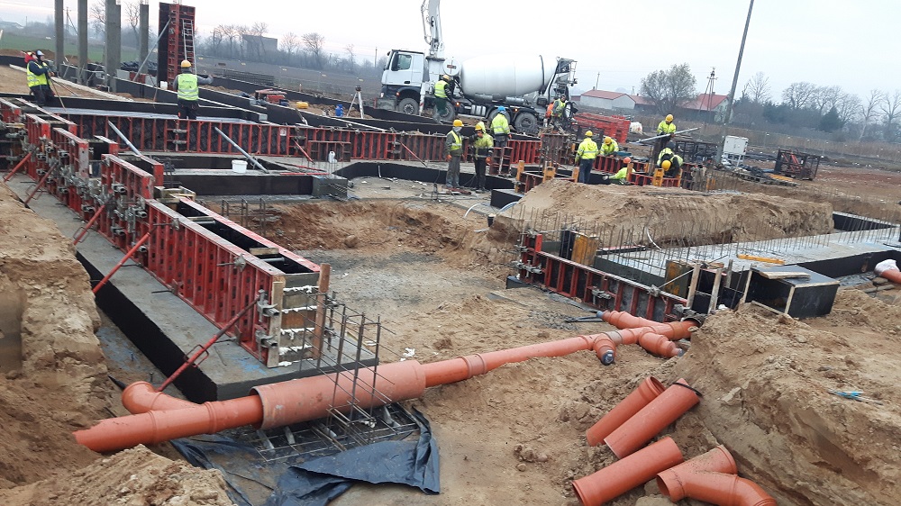 Wykonywanie słupów i instalacji kanalizacji podposadzkowej budynku analityczno-laboratoryjnego. Fot. Michał Dzik Anna-Bud Sp. z o.o.