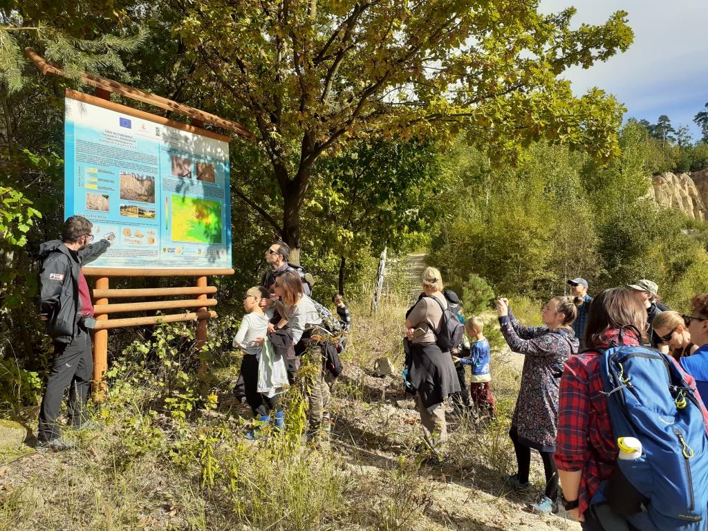 Jedna z tablic geoedukacyjnych w kamieniołomie piaskowców górnokredowych