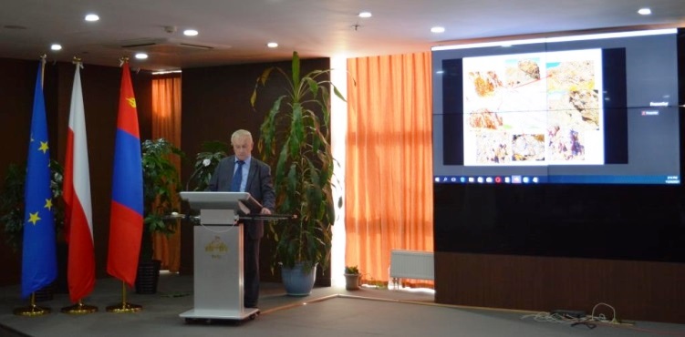 Profesor Antoni Wójcik podczas prezentacji w Państwowym Uniwersytecie Mongolskim