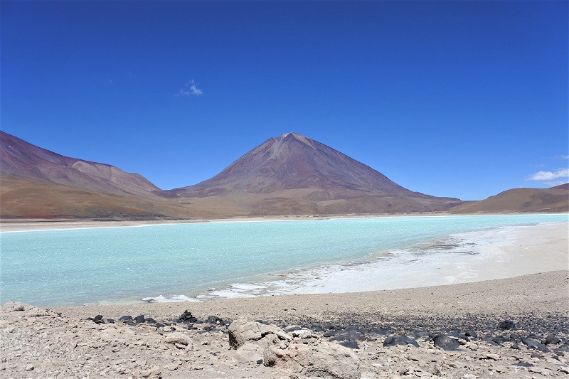zdjęcie pokazuje słone jezioro laguna verde z pustyni Atacama