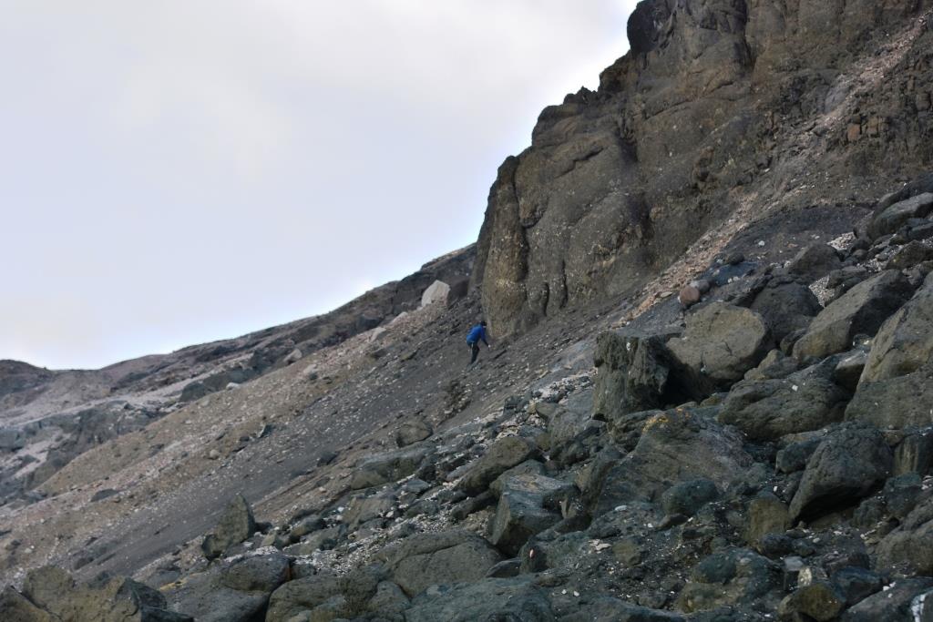 Uczestnik wyprawy Rafał Małek w drodze po egzotyki skał krystalicznych w glinie zwałowej zlodowacenia Polonez (Wyspa Króla Jerzego, Grzbiet Chopina)