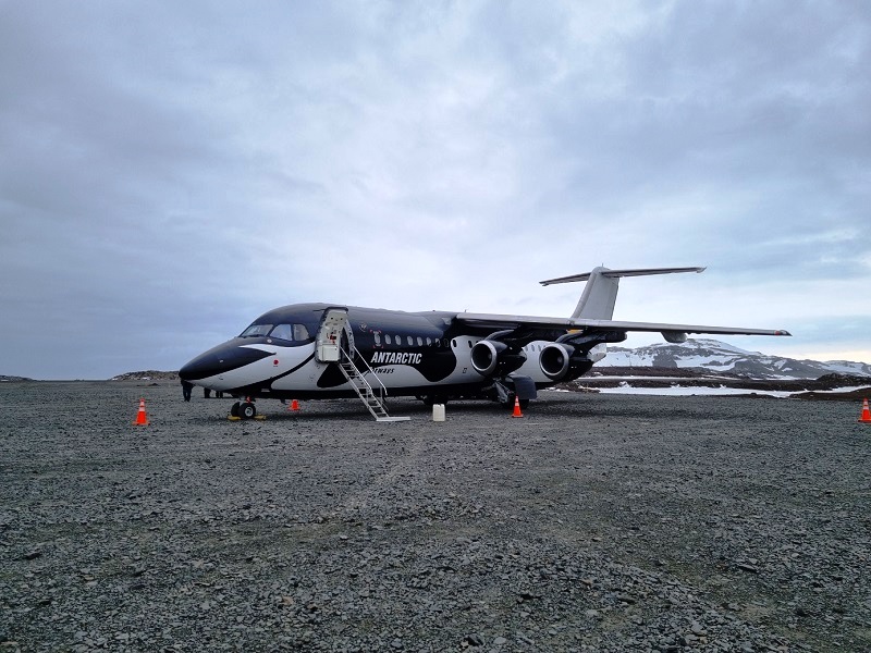 Samolot linii DAP na chilijskim lotnisku szutrowym na Wyspie Króla Jerzego