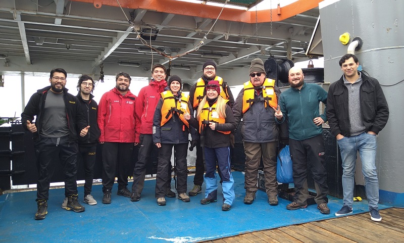 Zespół polskich geologów z PIG-PIB (w żółtych kamizelkach) wraz z geologami z Chilijskiego Instytutu Antarktycznego (INACH) na statku „Betanzos”, przed wypłynięciem w teren 