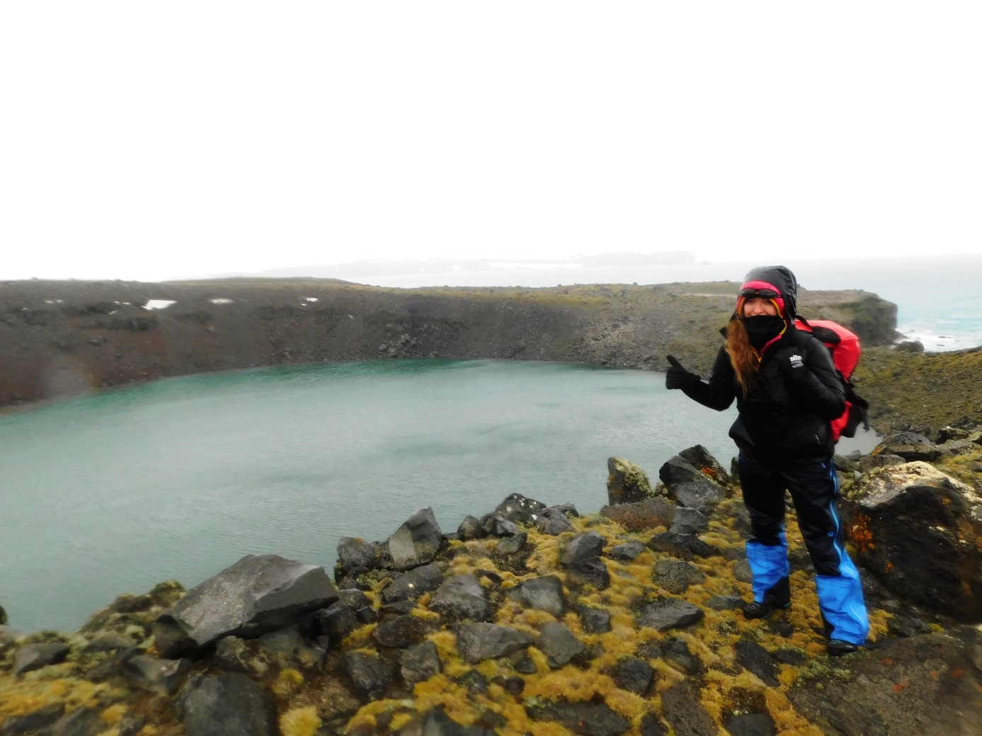Ewelina Krzyżak przy wypełnionym wodą kraterze wulkanicznym na Wyspie Pingwina (Penguin Island)