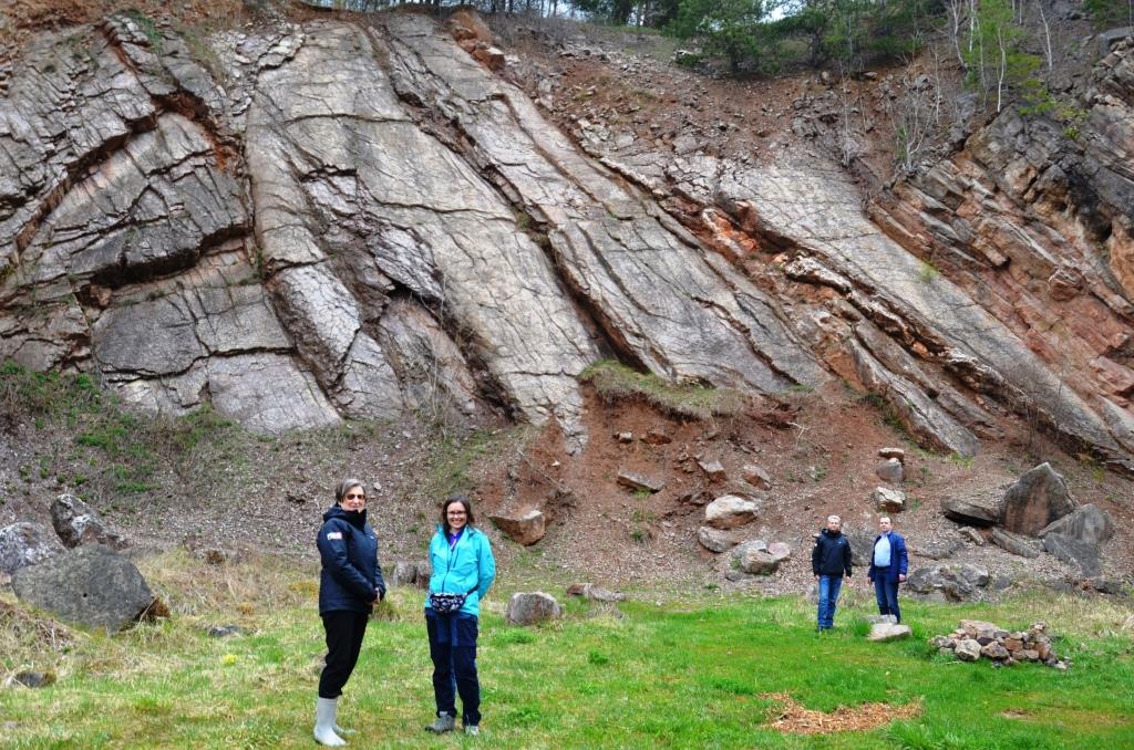 Kamieniołom dolomitów Doły Opacie. Na pierwszym planie od prawej: Agnieszka Sternicka i Anna Mader, na drugim planie od prawej: dr Sylwester Salwa i dr hab. Piotr Szrek