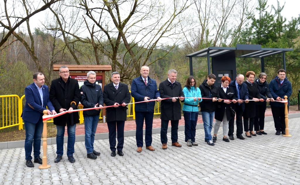 Przecięcie wstęgi na pierwszym przystanku ścieżki w Dołach Biskupich: od prawej: dr Sylwester Salwa, mgr Piotr Bek (Przewodniczący Rady Miejskiej w Kunowie), dr hab. Piotr Szrek, mgr Andrzej Kryj, mgr Lech Łodej, mgr Jarosław Rusiecki, mgr Agnieszka Sternicka, dr Paweł Przepióra (Uniwersytet Jana Kochanowskiego Kielce), Elzbieta Miernikiewicz (sołtys sołectwa wsi Doły Biskupie), Andrzej Mazur (Przewodniczący Rady Sołeckiej w Dołach Biskupich), mgr Maria Pająk (Radna Rady Miejskiej w Kunowie), dr hab. Anna Mader, mgr Paweł Gawron (Prezes Stowarzyszenia „Witulin nad Świśliną” w dołach Biskupich)