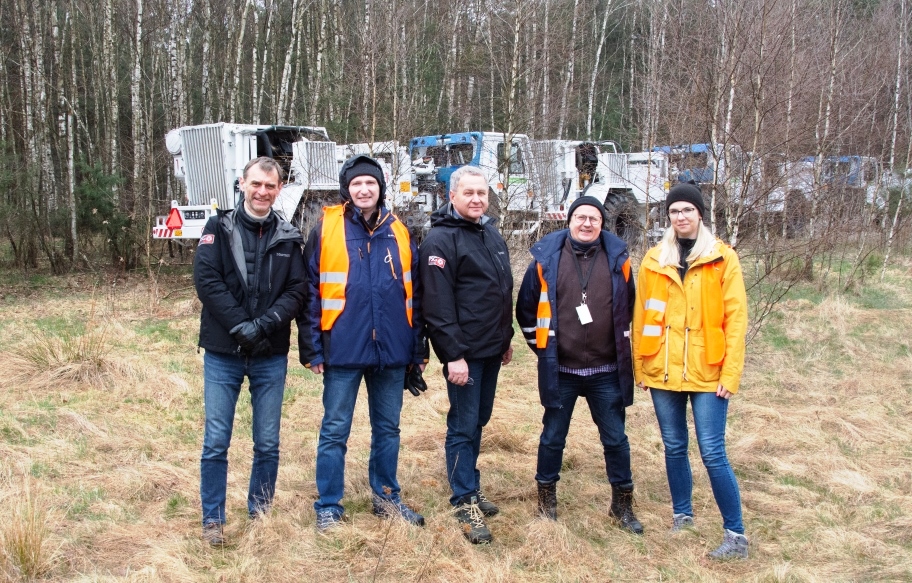 .  Grupa terenowa prowadząca nadzór geologiczny. Od lewej: R. Laskowicz, M. Bolek, R. Habryn, J. Nowak, A. Bracławska (fot. R. Laskowicz).