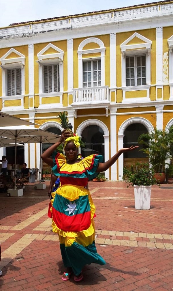 Palenquera – Afro-kolumbijka sprzedająca (kiedyś) owoce na ulicach Kartageny