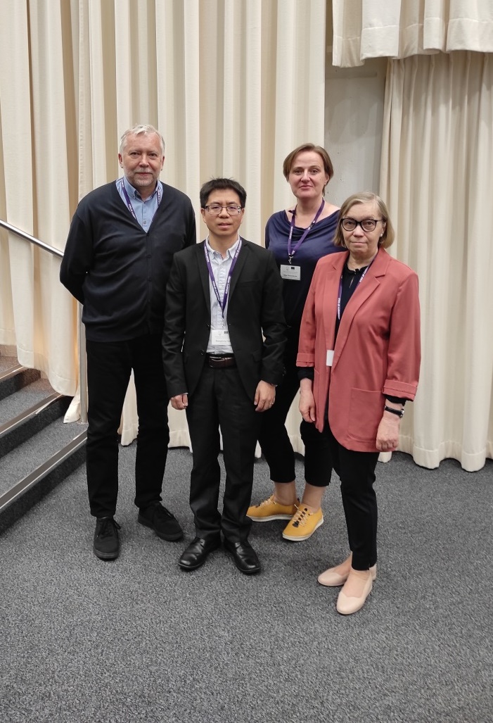 Przedstawiciele Uniwersytetu w Oulu: prof. Shenghong Yang - koordynator projektu oraz prof. Elena Kozlovskaya (z przudu) oraz przedstawiciele PIG-PIB dr inż. Olga Rosowiecka i prof. dr hab. Stanisław Mikulski (z tyłu)