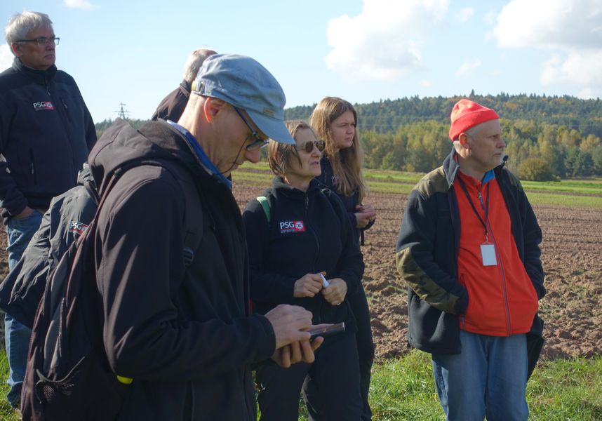 Uczestnicy warsztatów terenowych na zachodnim zboczu Góry Moczydło, skąd rozpościera się panorama na zachodnią część Gór Świętokrzyskich