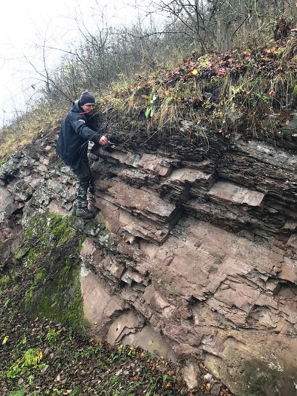 Dr Krystian Wójcik podczas pomiarów orientacji warstw skał najniższego permu w profilu Oslovany