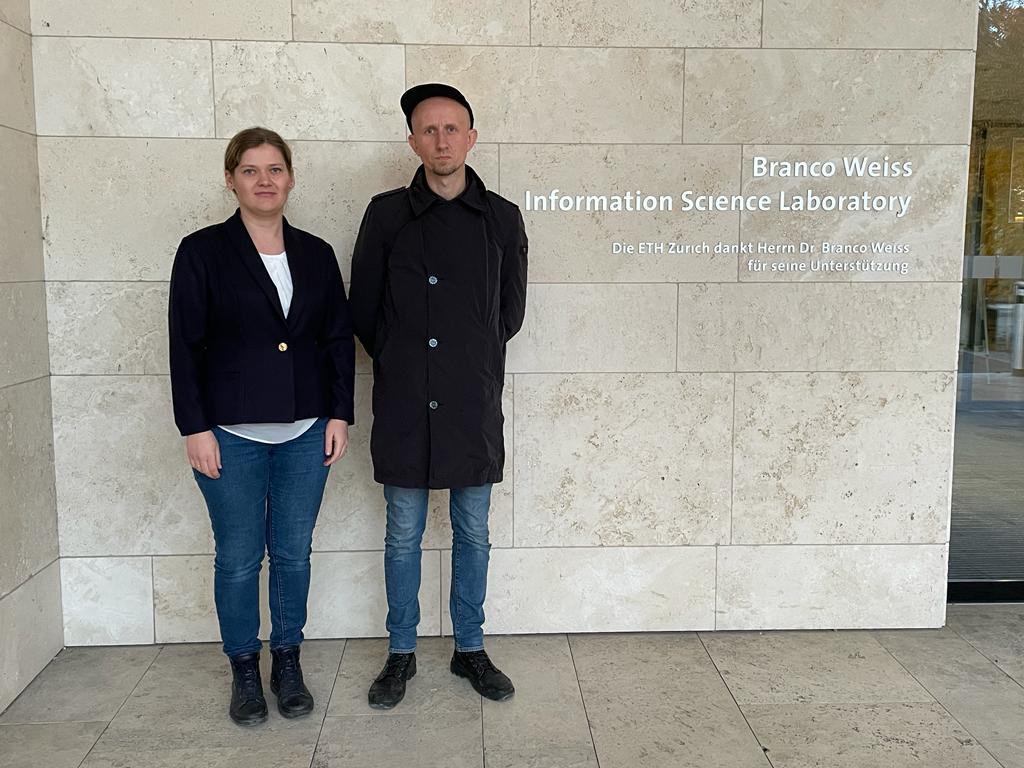 Delegaci PIG-PIB Marta Szlasa i Grzegorz Ryżyński przed budynkiem ETH w Zurychu (fot. Piotr Szrek)
