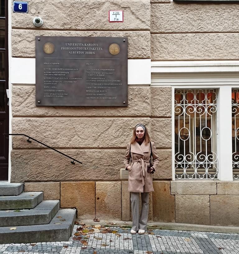 Dr inż. Beata Naglik przed budynkiem Wydziału Przyrodniczego Uniwersytetu Karola w Pradze