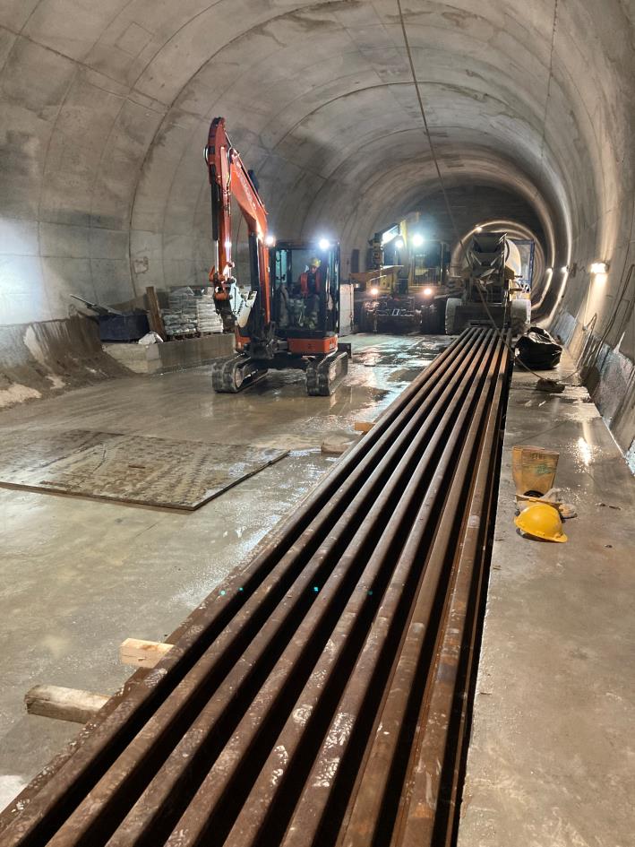 Prace wykończeniowe – instalacja infrastruktury szynowej w tunelu linii metra „C”. Tunele metra w Rzymie drążone są w podobnej technologii jak w Warszawie – TBM EPB (Tunnel Boring machine – Earth Pressure Balance)