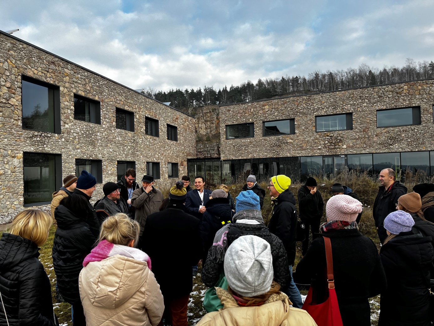 Michał Poros, kierownik Geonatura Kielce - Centrum Geoedukacji, oprowadza uczestników wycieczki.