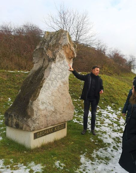 Michał Poros, kierownik Geonatura Kielce - Centrum Geoedukacji, oprowadza uczestników wycieczki