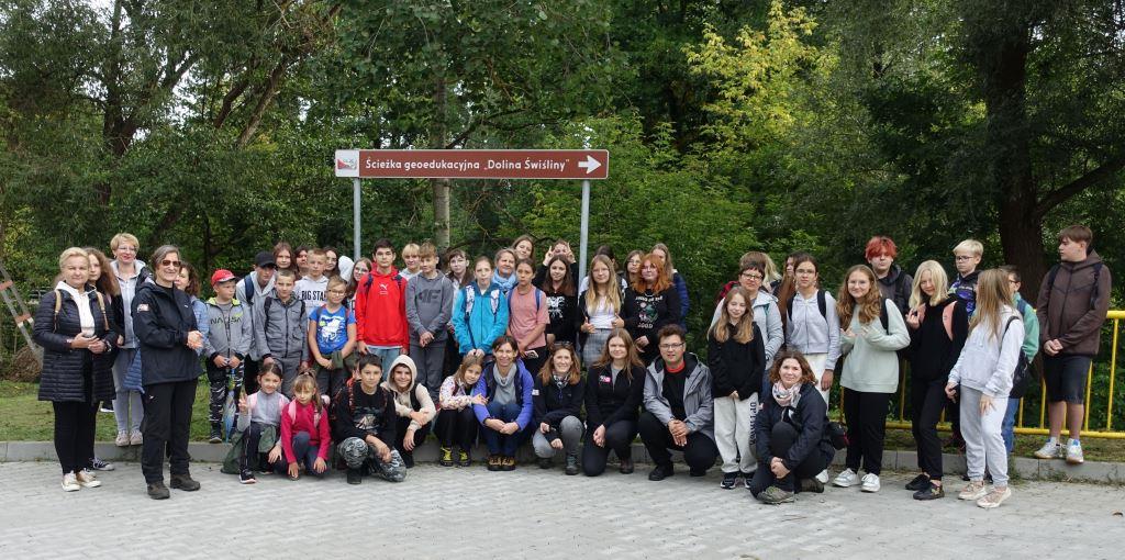 Uczestnicy rajdu przy pierwszym przystanku ścieżki geoedukacyjnej "Dolina Świśliny"