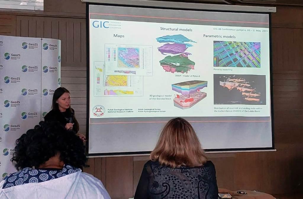 Katarzyna Jóźwik prezentuje rodzaje modeli geologicznych przygotowywanych w PIG-PIB