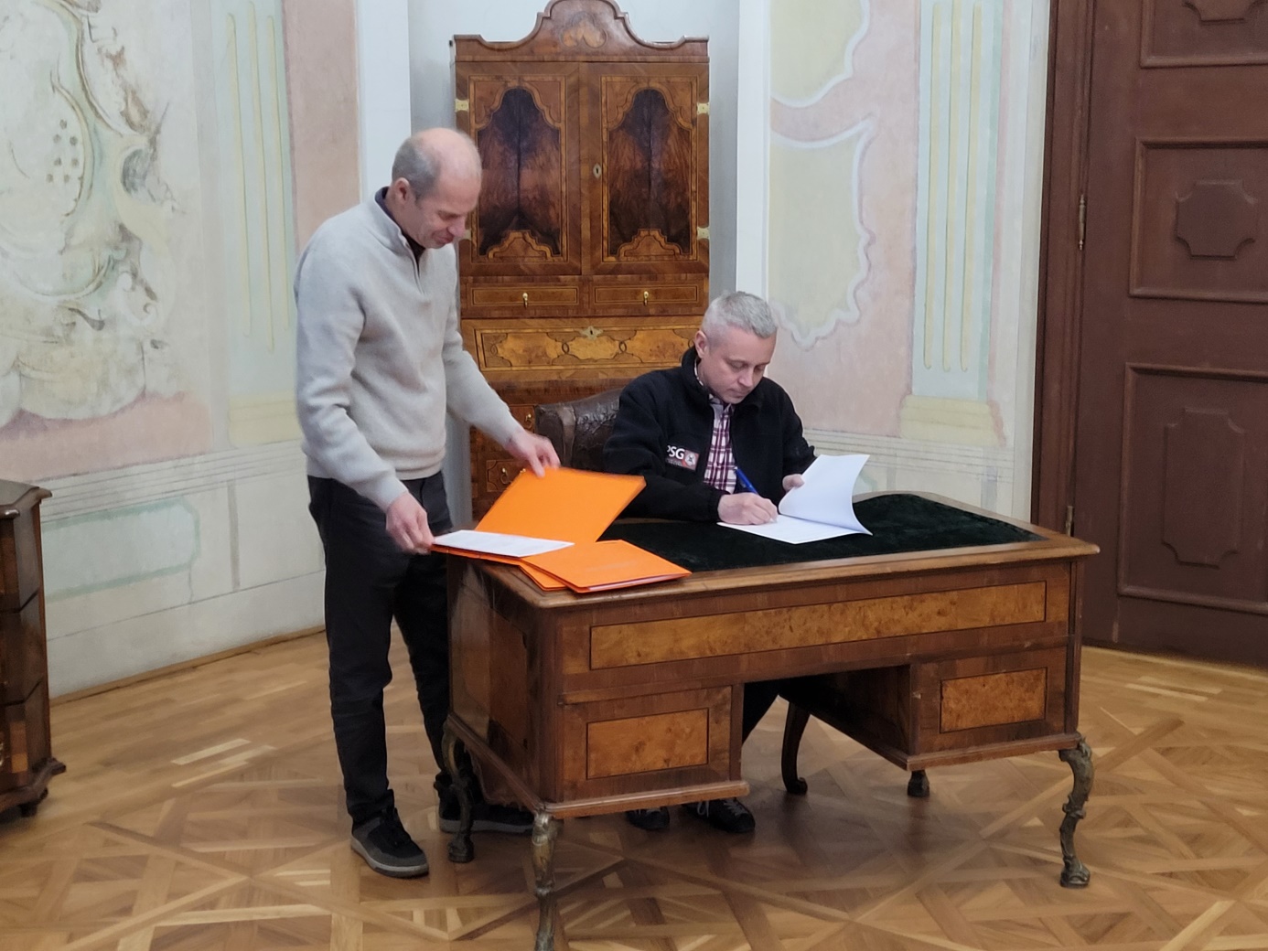 Piotr Szrek podpisuje porozumienie w sprawie współpracy Grupy Wyszehradzkiej w sprawie geoparków