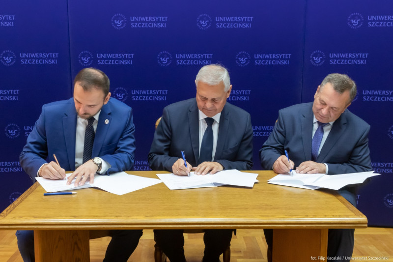 Umowę o współpracy podpisali, od lewej: dr inż. Mateusz Damrat (dyrektor PIG-PIB), Waldemar Tarczyński (rektor Uniwersytetu Szczecińskiego), mgr inż. Zenon Wiśniowski (dyrektor Oddziału Pomorskiego PIG-PIB)