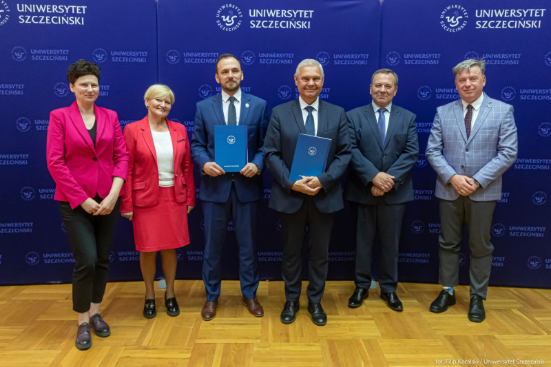 Sygnatariusze porozumienia wraz z uczestnikami spotkania; od lewej: dr hab. Joanna Dudzińska-Nowak, prof. Usz (zastępca dyrektora Instytutu Nauk o Morzu i Środowisku); dr inż. Krystyna Osadczuk (koordynator kierunku geologia), dr inż. Mateusz Damrat, prof. dr hab. Waldemar Tarczyński, mgr inż. Zenon Wiśniowski, prof. dr hab. Andrzej Skrendo – prorektor ds. nauki