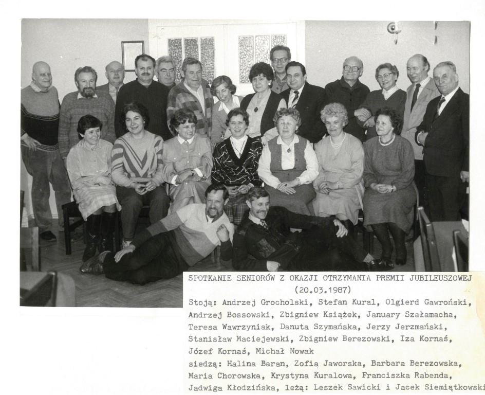 Andrzej Bossowski (stoi czwarty o lewej) na spotkaniu z seniorami, marzec 1987 
