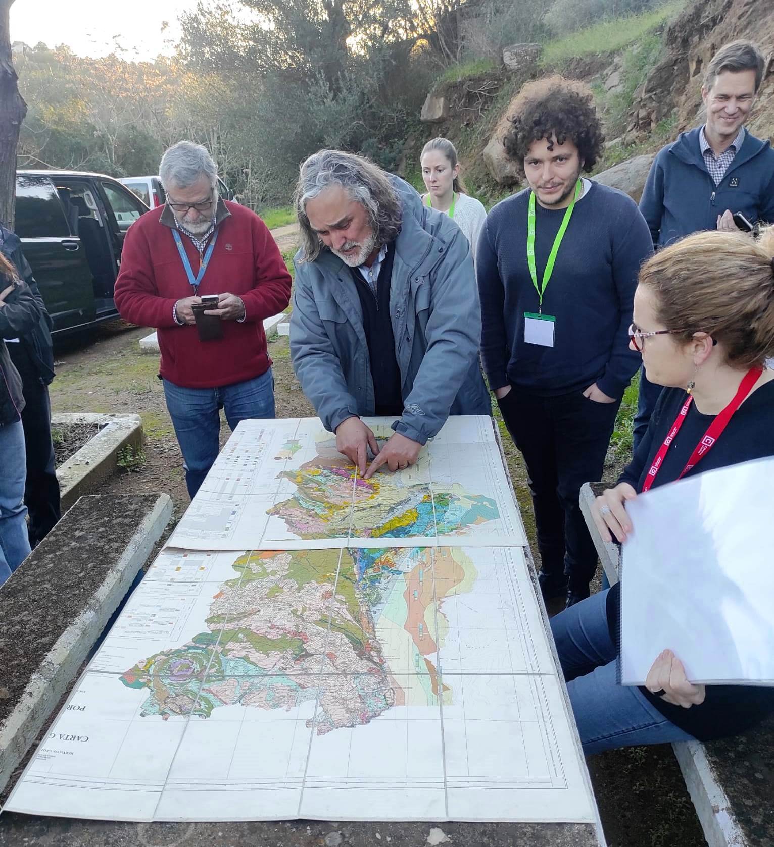 rMasyw gabrowy Beka, Portugalia - przykład warstwowania  Zapoznanie z lokalną geologią w trakcie wycieczki terenowej po masywie Beja