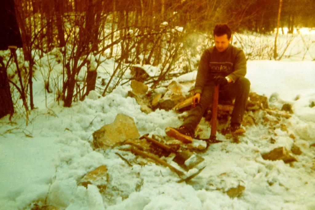 Gerard Gierliński podczas eksploracji stanowiska w Glinianym Lesie, zimą na początku 1984 roku. Fot. A. Stochmalska