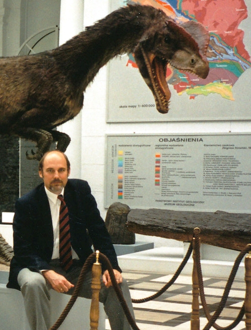 Prof. Grzegorz Pieńkowski przy rekonstrukcji dilofozaura w Muzeum Geologicznym PIG, w 2000 roku. Fot. M. Krzyżanowski