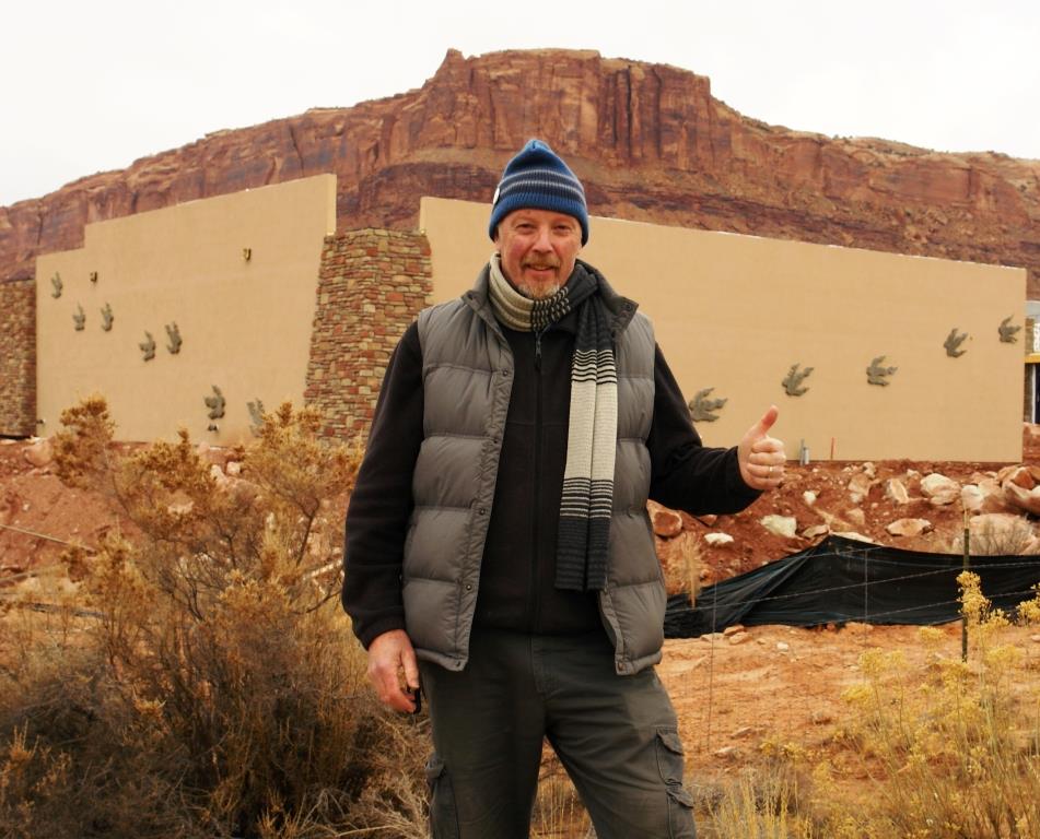 Dr Martin Lockley doglądający budowy muzeum tropów w styczniu 2015, wybudowanego w ramach przedsięwzięcia Paleosafari Moab Giants, obiektu powstałego w Utah (USA) z inicjatywy Piotra Lichoty, Lockleya i Gierlińskiego. Fot. G. Gierliński