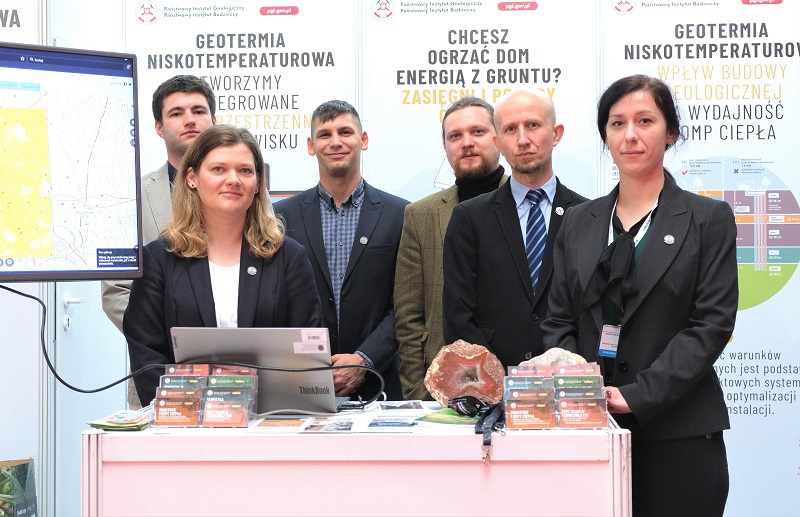 Zespół Pracowni Geotermii Niskotemperaturowej PIG-PIB na stoisku w Pasażu Energetycznym na Forum Pomp Ciepła w Kielcach