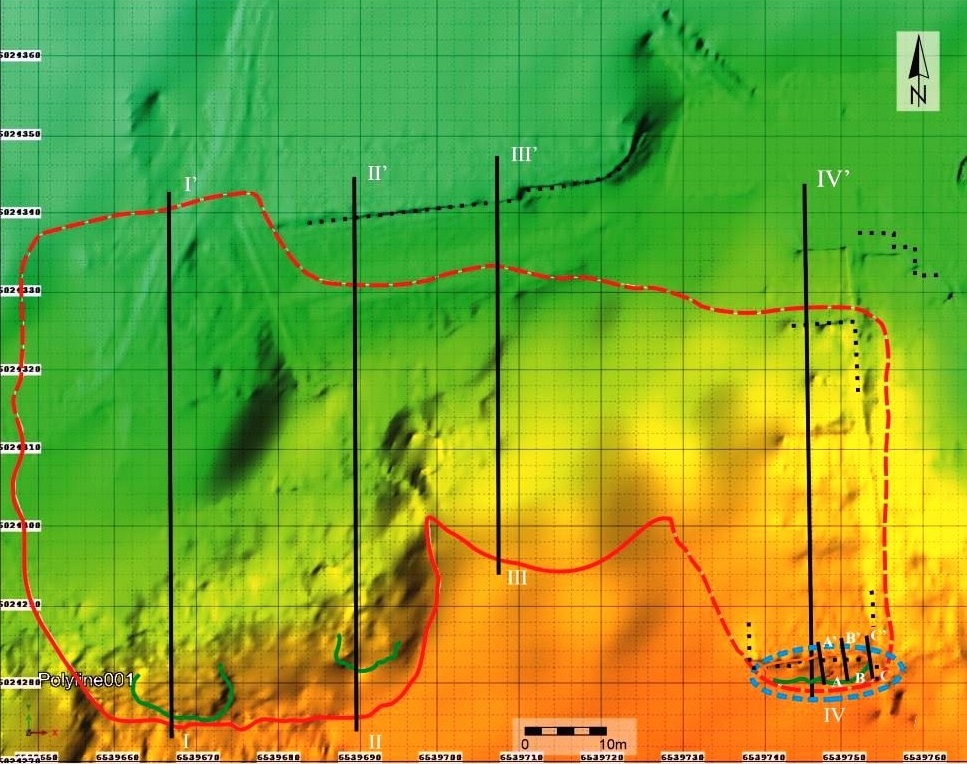 Numeryczny Model Terenu (NMT) osuwiska nr 28154 na podstawie danych TLS/ISOK, niebieską linią przerywaną zaznaczono strefę aktywności poniżej budynku mieszkalnego, układ PL-2000