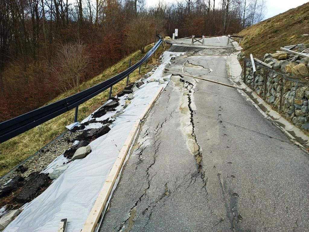 Zniszczenia drogi asfaltowej w górnej części osuwiska nr 129229 w miejscowości Polańczyk