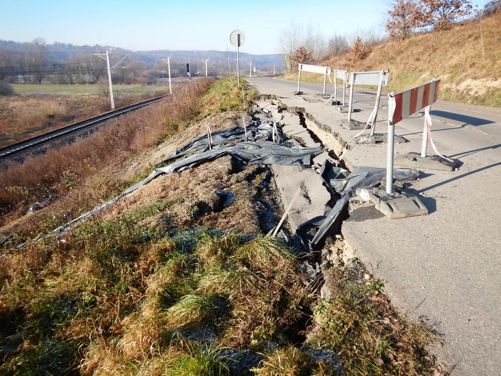 Uszkodzony odcinek drogi powiatowej nr 1786K na osuwisku nr 116347 w miejscowości Podolany, gmina Kalwaria Zebrzydowska 