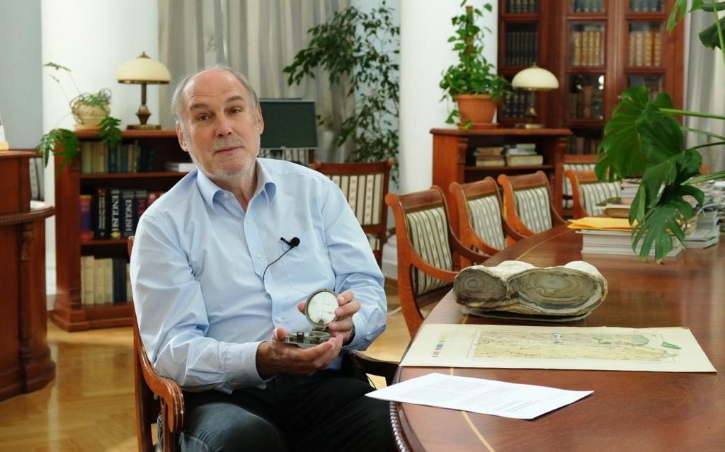 Sala Biblioteki PIG – Profesor Grzegorz Pieńkowski w trakcie wywiadu o prof. Janie Samsonowiczu w 2022 r.