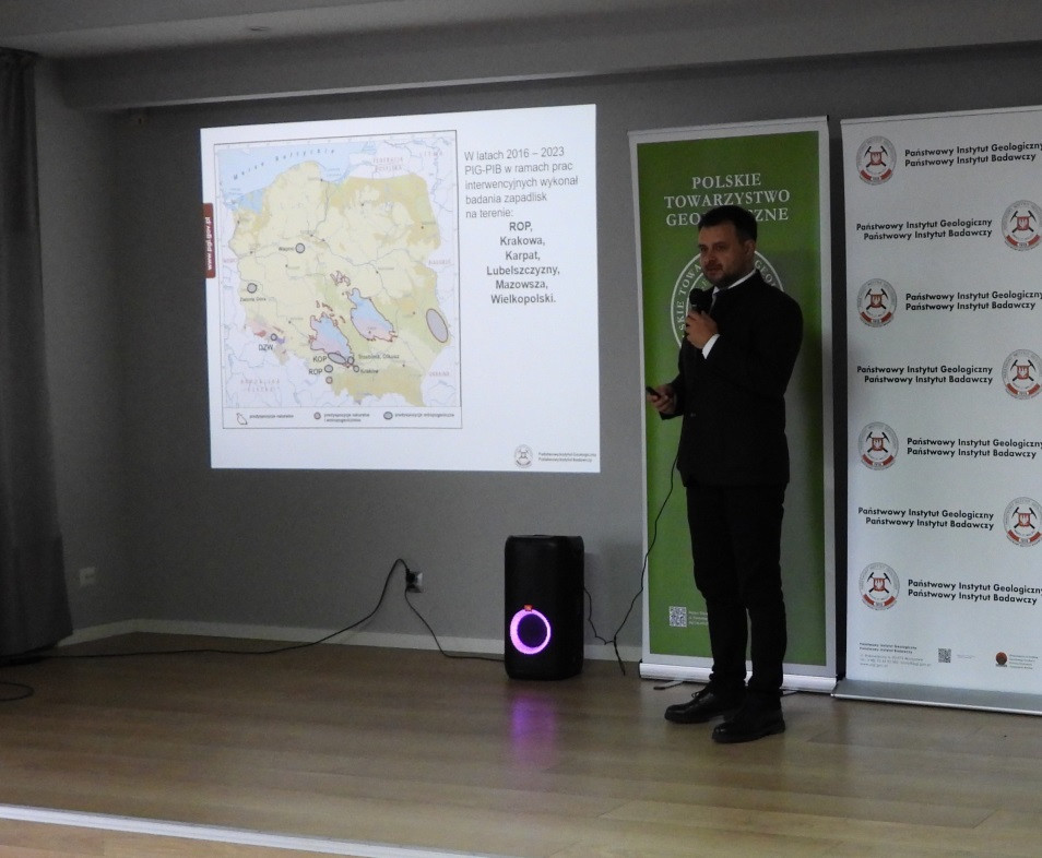 Przewodniczący Komitetu Organizacyjnego Rafał Sikora (Centrum Geozagrożeń PIG-PIB) prezentuje problemy badań zapadlisk w Małopolsce (fot. K. Ninard)
